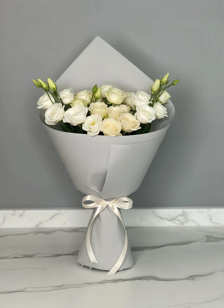 Букет цветов из: Розы и Лизиантусы в Новые Лапсары