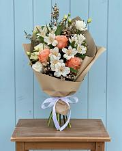 Букет цветов из:  Альстромерии, Лизиантусы, Розы и Хризантемы в Новые Лапсары