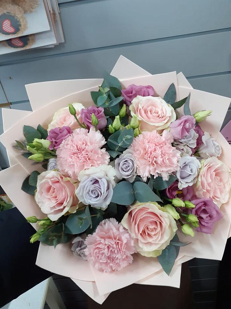 Букет цветов из: Розы, Гвоздики и Лизиантусы в Новые Лапсары